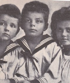 Ο Αντουάν ανάμεσα στον μικρό αδελφό του Φρανσουά και την αδελφή του Σιμόν.