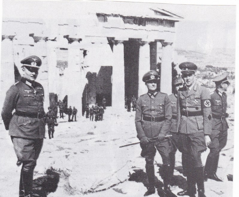 Φώτο από το βιβλίο του Βασ. Μαθιόπουλου "Εικόνες Κατοχής. Φωτογραφικές μαρτυρίες από τα γερμανικά αρχεία", εκδόσεις Ερμής. Η λεζάντα που συνοδεύει την φωτογραφία γράφει: "Ο Λιστ ποζάρει μπροστά στο φακό για να έχει ενθύμιο από τις μέρες που η 12η Στρατιά του νικούσε στη Βαλκανική εκστρατεία. Η στρατιά εκείνη διαλύθηκε λίγο αργότερα στο Ανατολικό μέτωπο. Σχεδόν κάθε Γερμανός που πατούσε στη γερμανοκρατούμενη Αθήνα ήθελε ν' ανέβει στην Ακρόπολη, γιατί κάτι είχε ακούσει για τον Παρθενώνα. Και αρκετοί ήξεραν από ποιόν πολιτισμό πήγασαν τα μοναδικά αυτά οικοδομήματα. Αλλά ποτέ δε συνειδητοποίησαν, οι περισσότεροι, πως τα αθάνατα αριστουργήματα του Φειδία και του Ικτίνου δεν ακτινοβολούν μόνο τη λάμψη του ελλληνικού ήλιου που οι ακτίνες τους αντανακλούν πάνω στους κίονες με το πεντελικό μάρμαρο, αλλά και από το αθάνατο ελληνικό πνεύμα με το οποίο εκφράζονται η λευτεριά και η δημοκρατία. Και ο ναζισμός μισούσε το ελληνικό πνεύμα, που φώτιζε το δικό του πηχτό σκοτάδι".