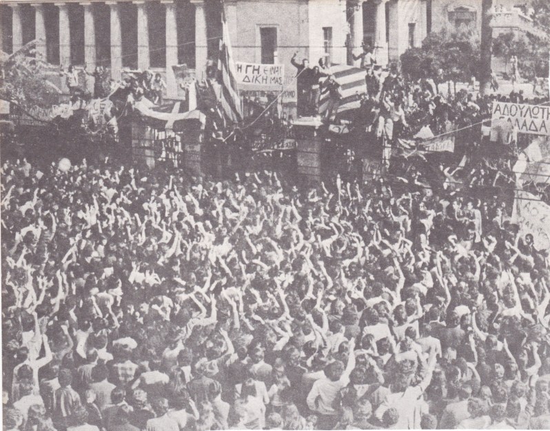 καταληψίες φοιτητές, διοικητικοί, καθηγητές και άλλοι εργαζόμενοι που δεν αφήνουν τους συναδέλφους τους, που θέλουν να κάνουν μάθημα, να μπουν μέσα στο Πολυτεχνείο..