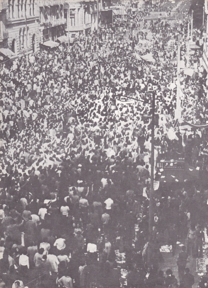 πολίτες δεν μπορούν να κρύψουν τη χαρά τους μετά από την ανακοίνωση του πρωθυπουργού για το wi-fi...