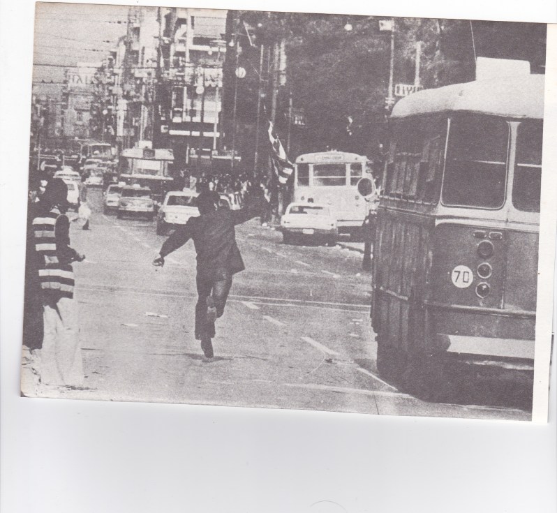 πολίτης που ασκεί βία σε βάρος λεωφορείου...