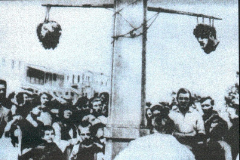 τα κεφάλια του Άρη και του Τζαβέλα στο φανοστάτη των Τρικάλων