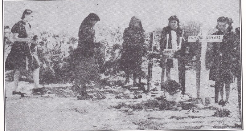 Ein Massengrab in Perivolia (Mysiria) bei Rethymnon wird von vom Schmerz gezeichneten Müttern und Schwestern der Opfer gepflegt, die die deutsche Invasion gefordert hat