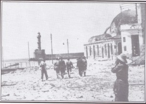Ansicht des Ostabschnitts des Hafens von Chania nach der Besetzung der Stadt. Der Bombenangriff hat deutliche Spuren hinterlassen