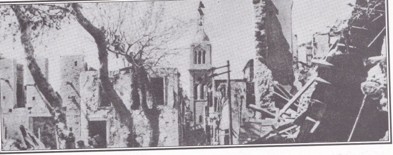 Der Glockenturm der Hauptkirche von Rethymnon regt als stummer Zeuge der Katastrophe empor, die die Stadt getroffen hat